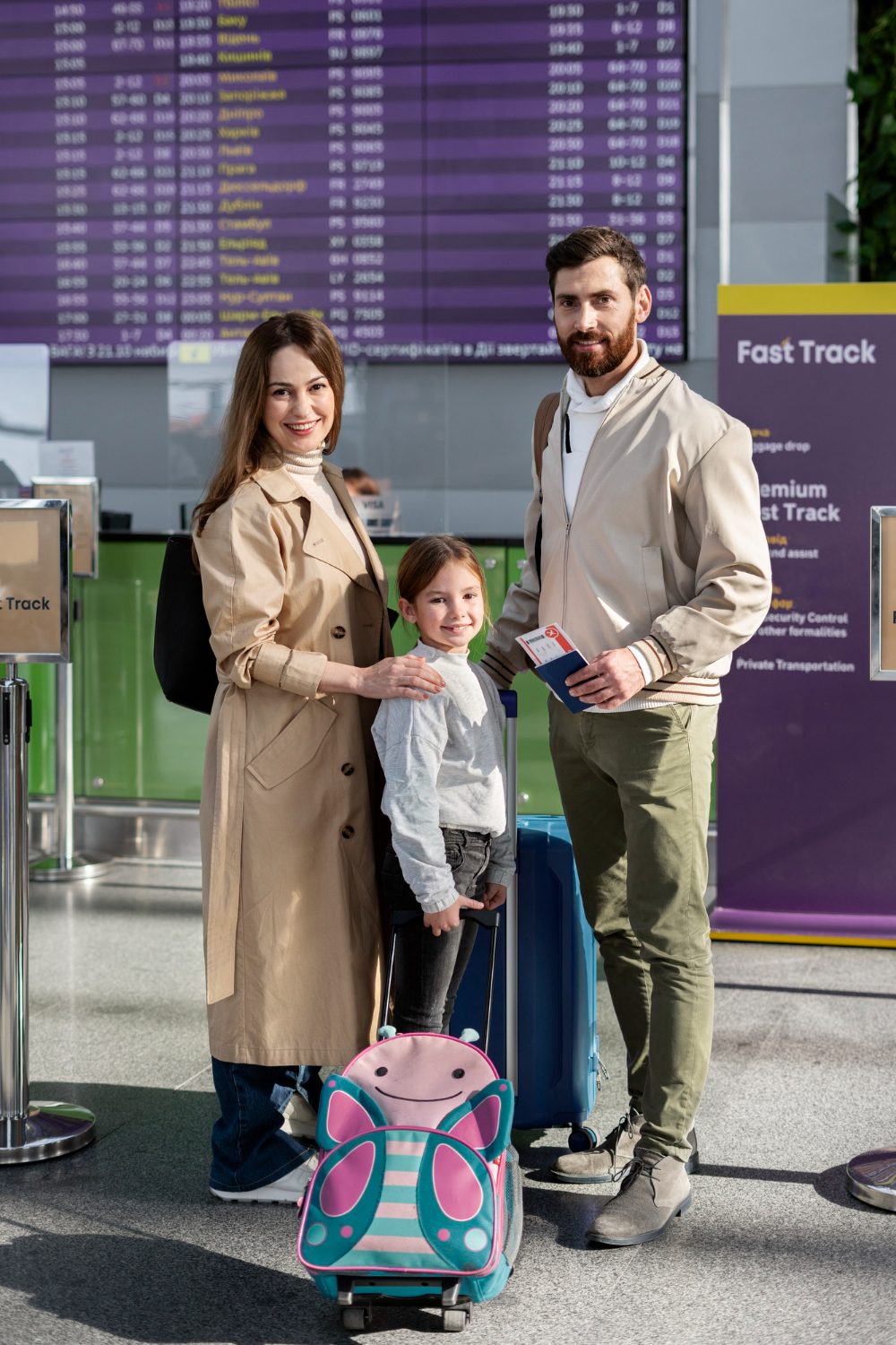 familia-esperando-transfer-aeroporto Família aguardando o transfer privativo no aeroporto com malas, em um ambiente confortável e seguro
